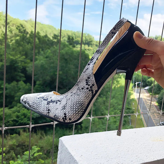 Effortlessly Elegant Heels with a Timeless Design