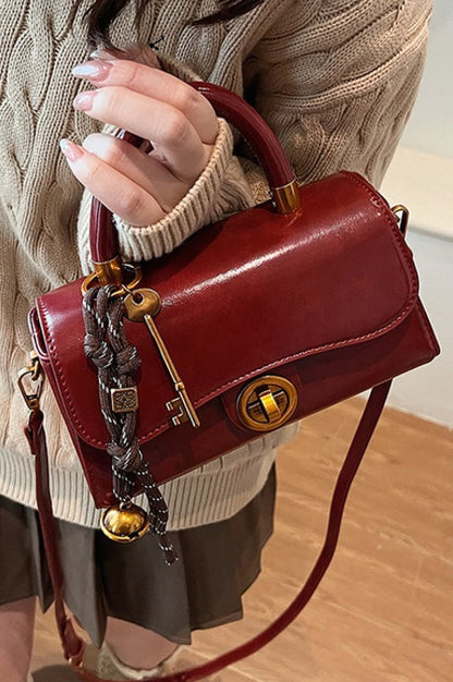 Polished Bag with an Effortless Classic Look
