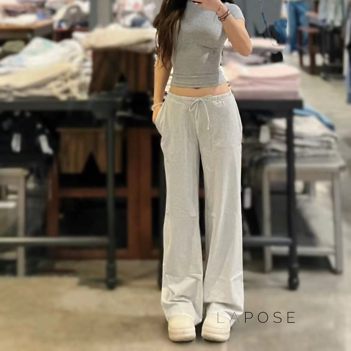 Effortlessly Elegant Pants with a Timeless Design