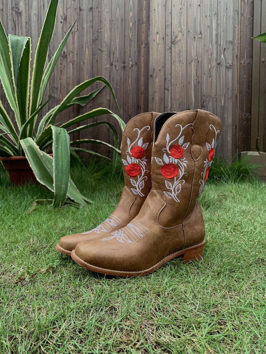Beautifully Finished Boots in a Timeless Design