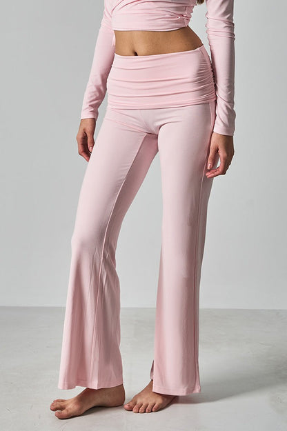 Effortlessly Elegant Pants with a Timeless Design