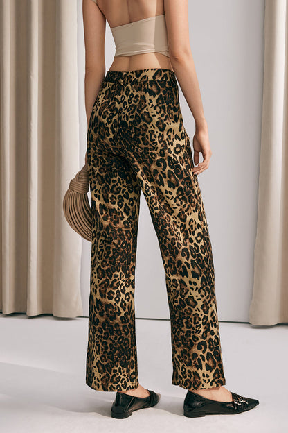 Effortlessly Elegant Pants with a Timeless Design