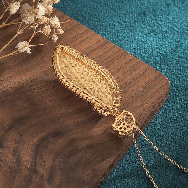 Gracefully Styled Garment for Any Occasion