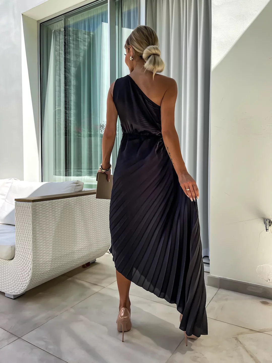Well Tailored Dress with a Graceful Silhouette