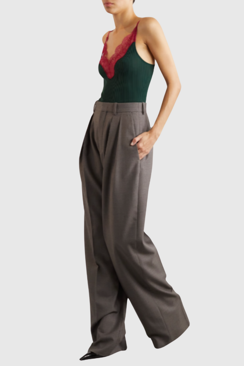 Beautifully Finished Top in a Timeless Design