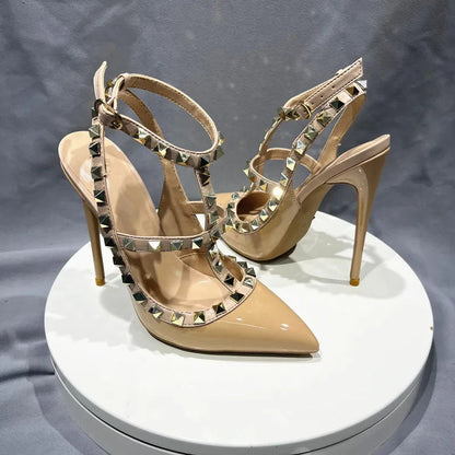 Effortlessly Elegant Sandals with a Timeless Design