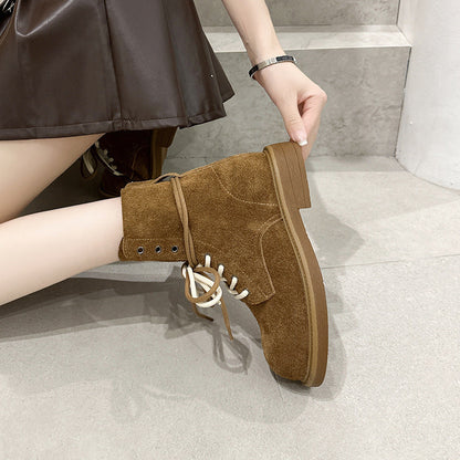 Effortlessly Elegant Boots with a Timeless Design