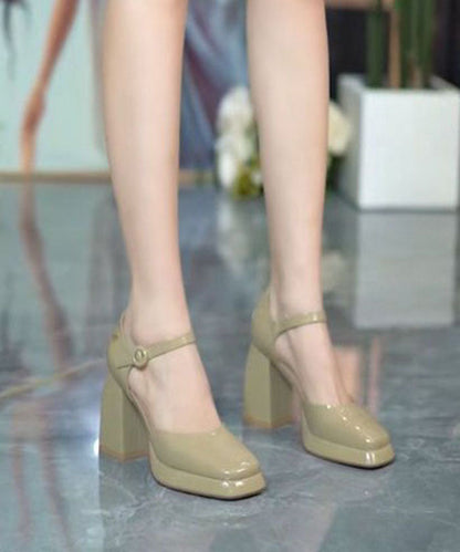Effortlessly Elegant Heels with a Timeless Design