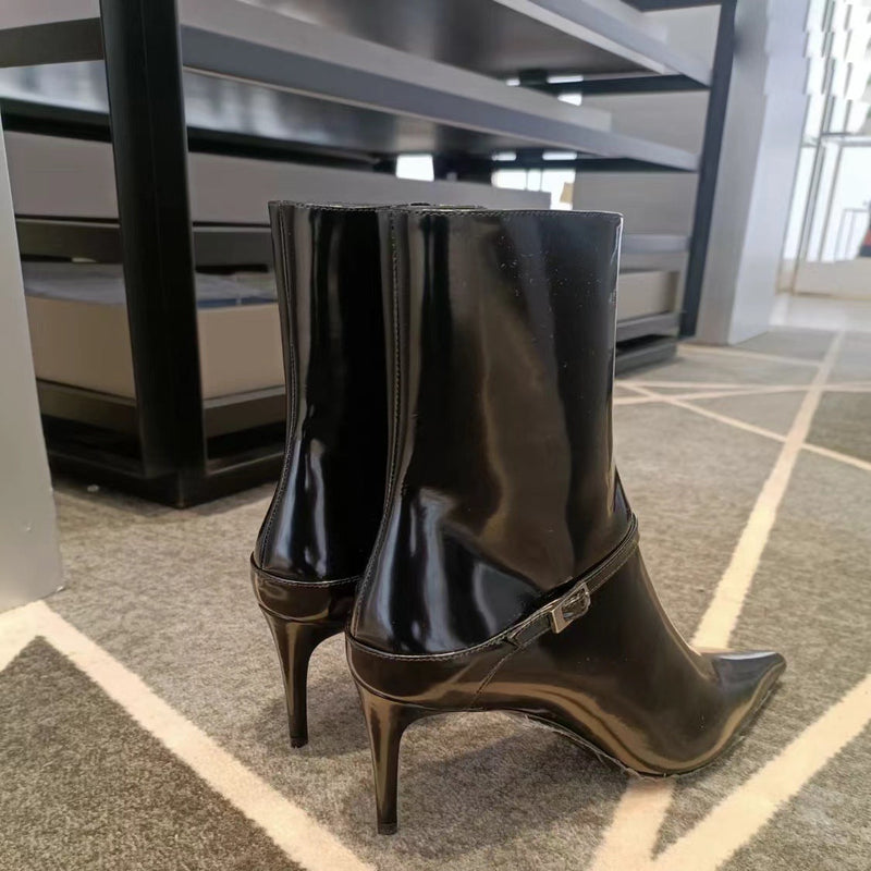 Effortlessly Elegant Boots with a Timeless Design