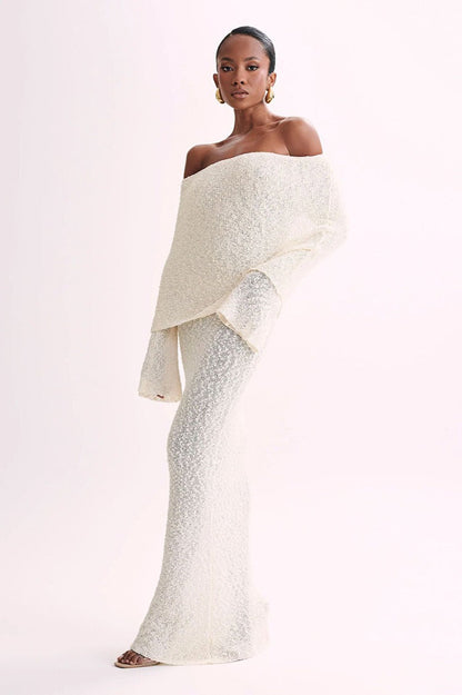 Well Tailored Sweater with a Graceful Silhouette