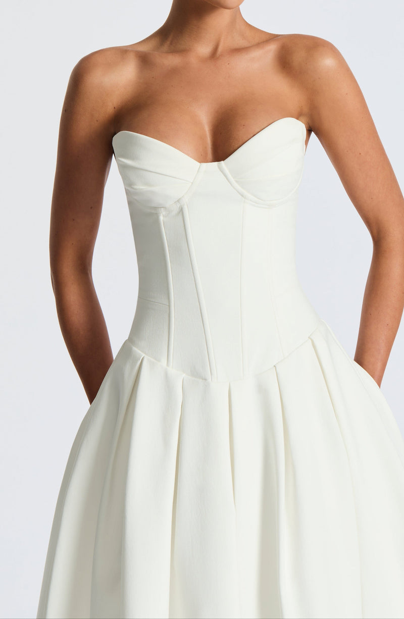 Effortlessly Elegant Dress with a Timeless Design