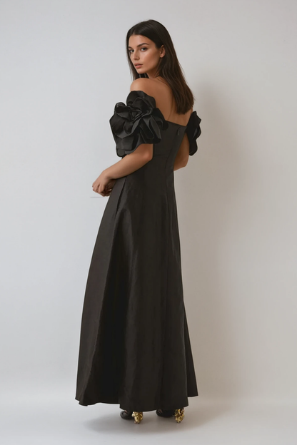 Effortlessly Elegant Dress with a Timeless Design
