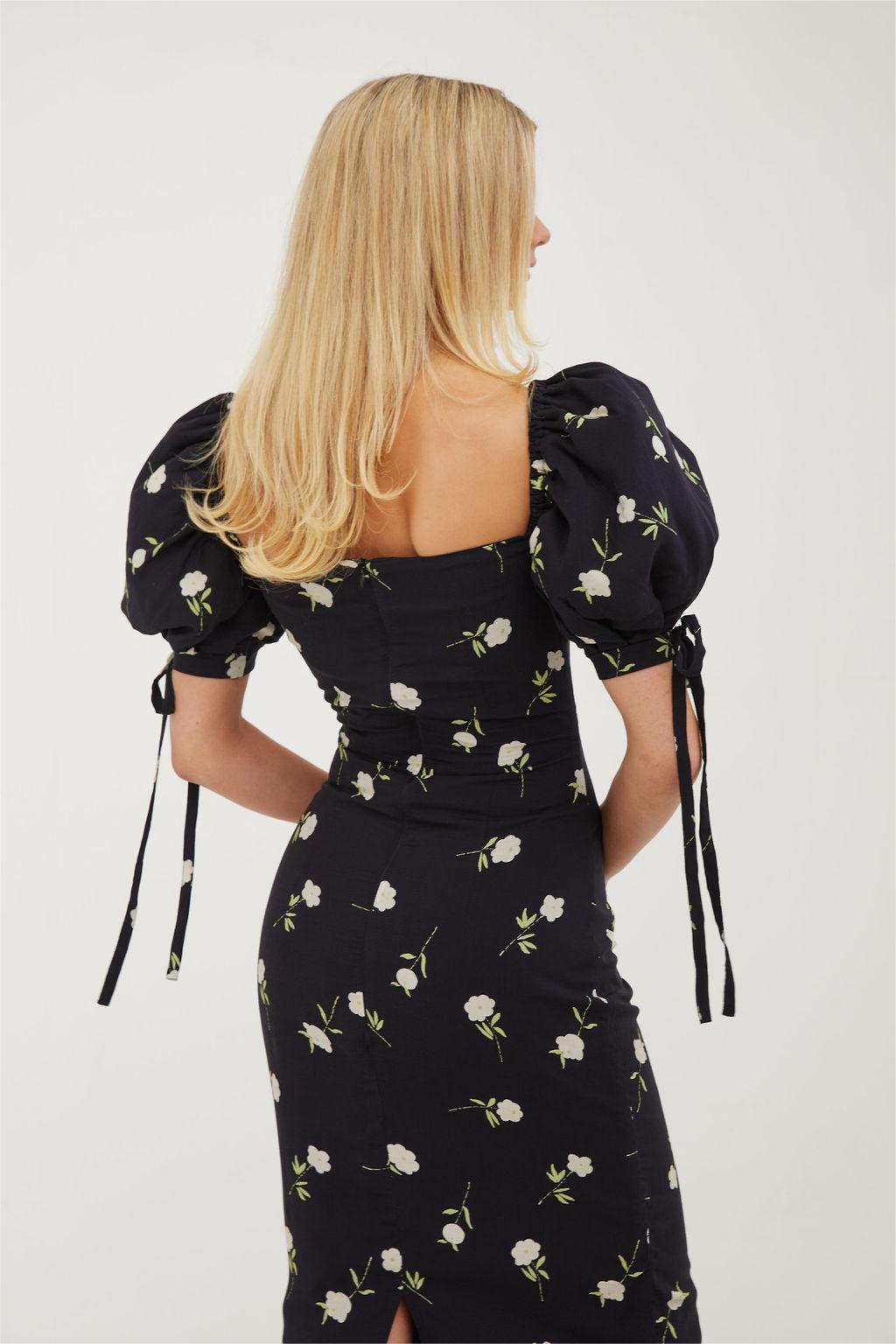 Well Tailored Dress with a Graceful Silhouette