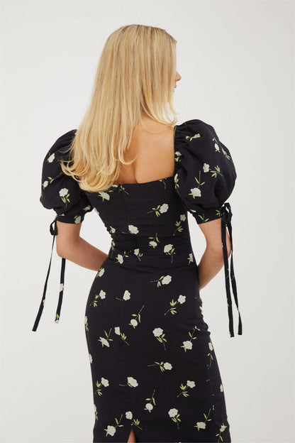 Gracefully Styled Dress for Any Occasion