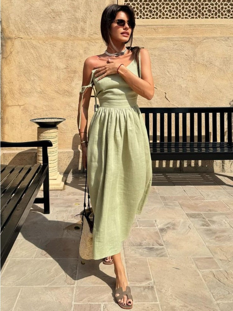 Well Tailored Dress with a Graceful Silhouette