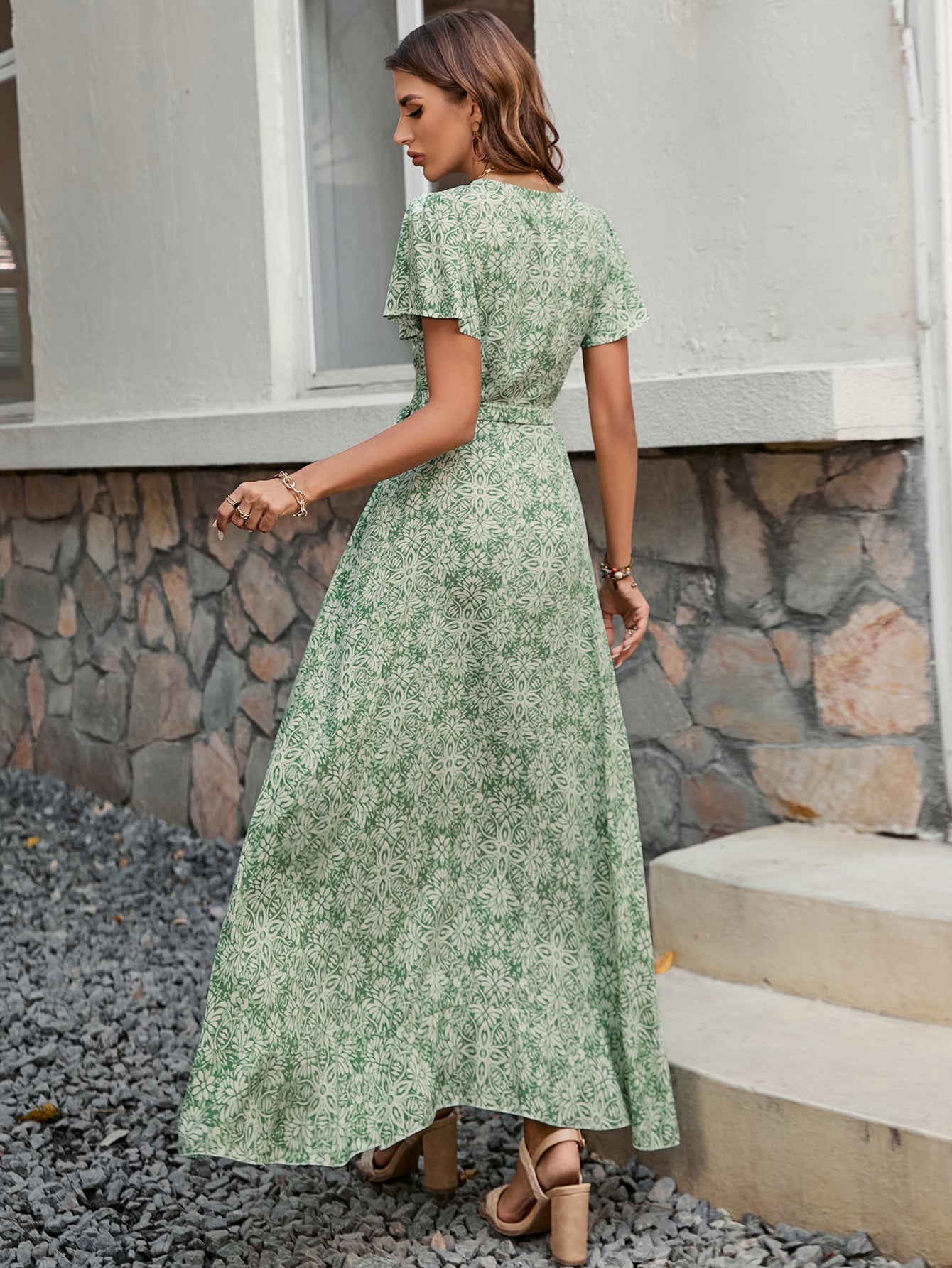 Beautifully Finished Dress in a Timeless Design