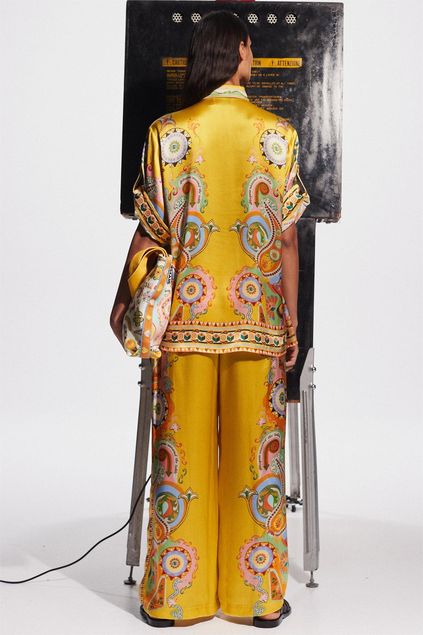 Effortlessly Elegant Pants with a Timeless Design