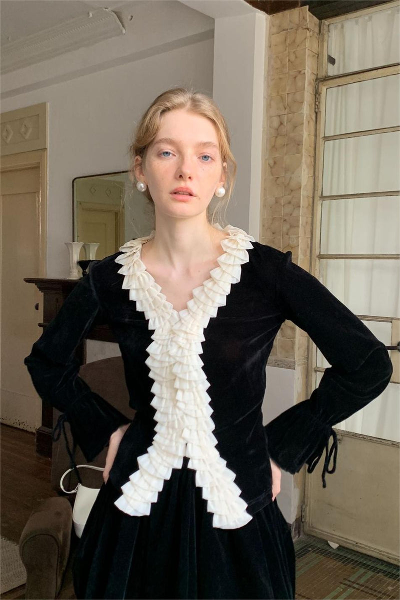 Effortlessly Elegant Top with a Timeless Design