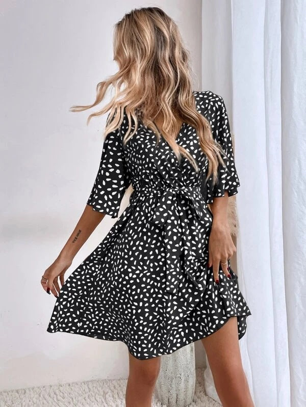 Effortlessly Elegant Dress with a Timeless Design