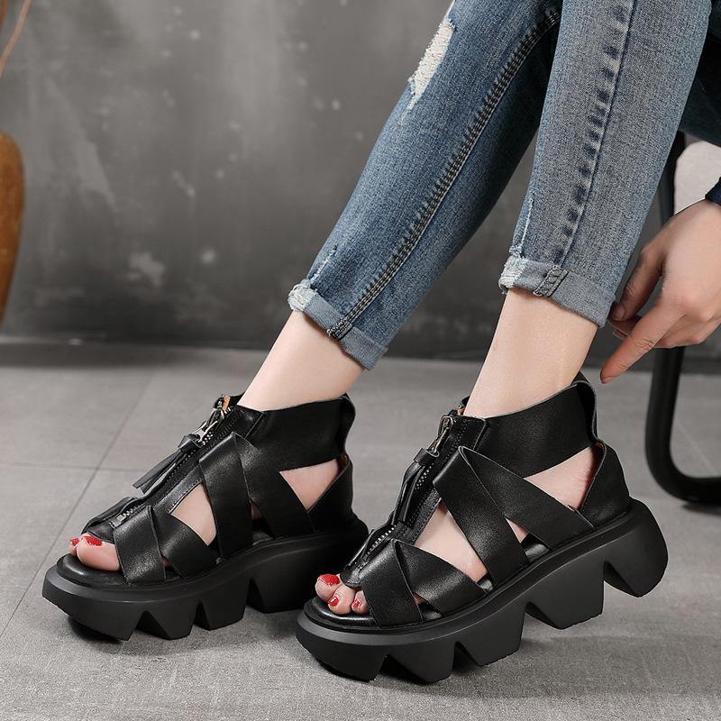 Effortlessly Elegant Sandals with a Timeless Design