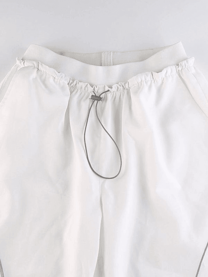 Effortlessly Elegant Pants with a Timeless Design