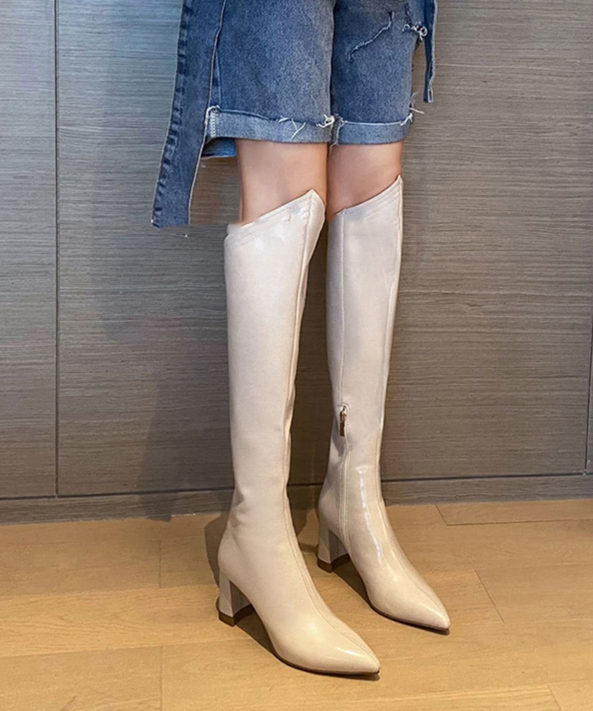 Effortlessly Elegant Boots with a Timeless Design