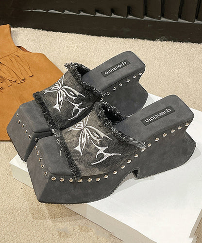 Well Tailored Sandals with a Graceful Silhouette
