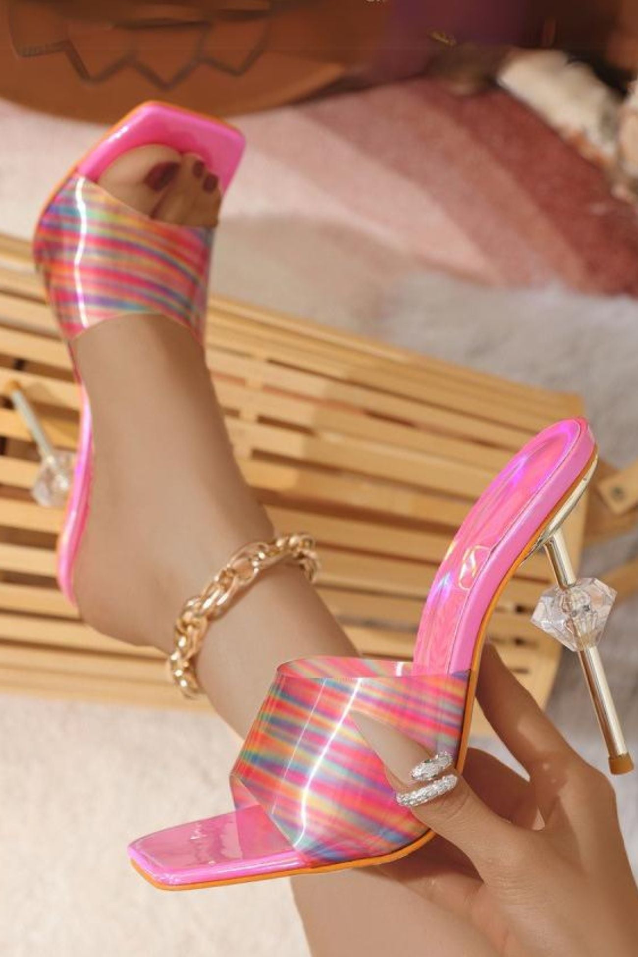 Well Tailored Sandals with a Graceful Silhouette