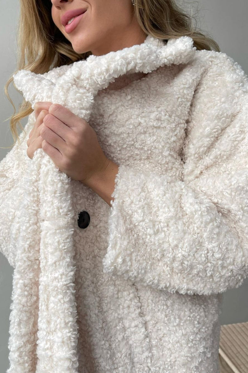 Well Tailored Coat with a Graceful Silhouette