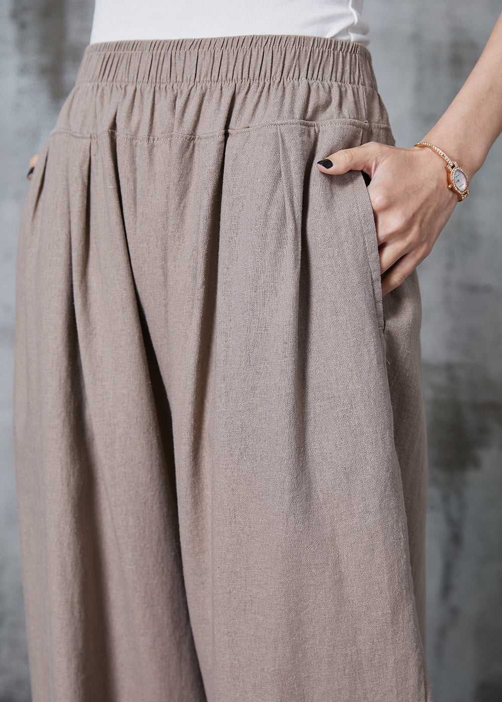 Effortlessly Elegant Pants with a Timeless Design