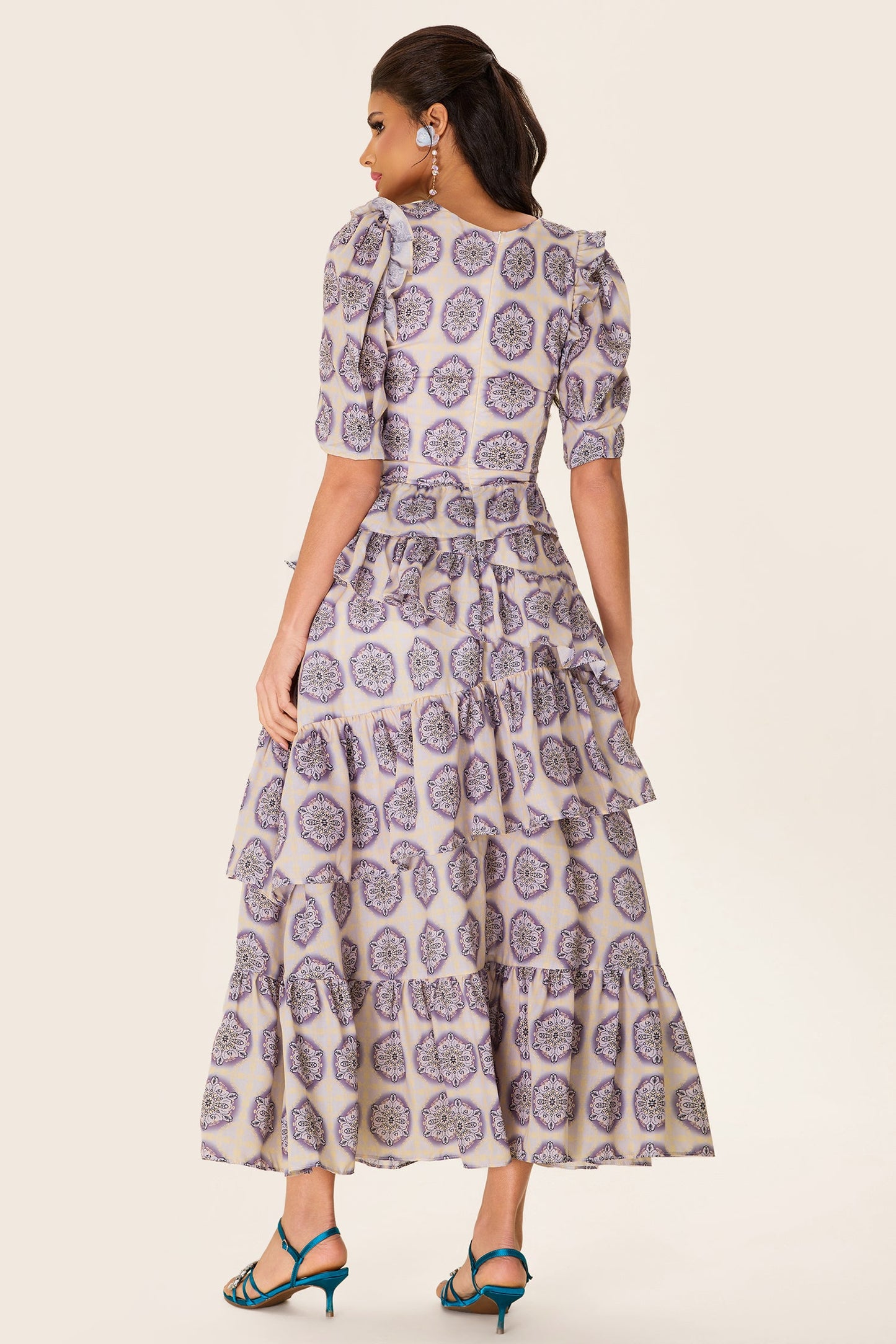 Effortlessly Elegant Dress with a Timeless Design
