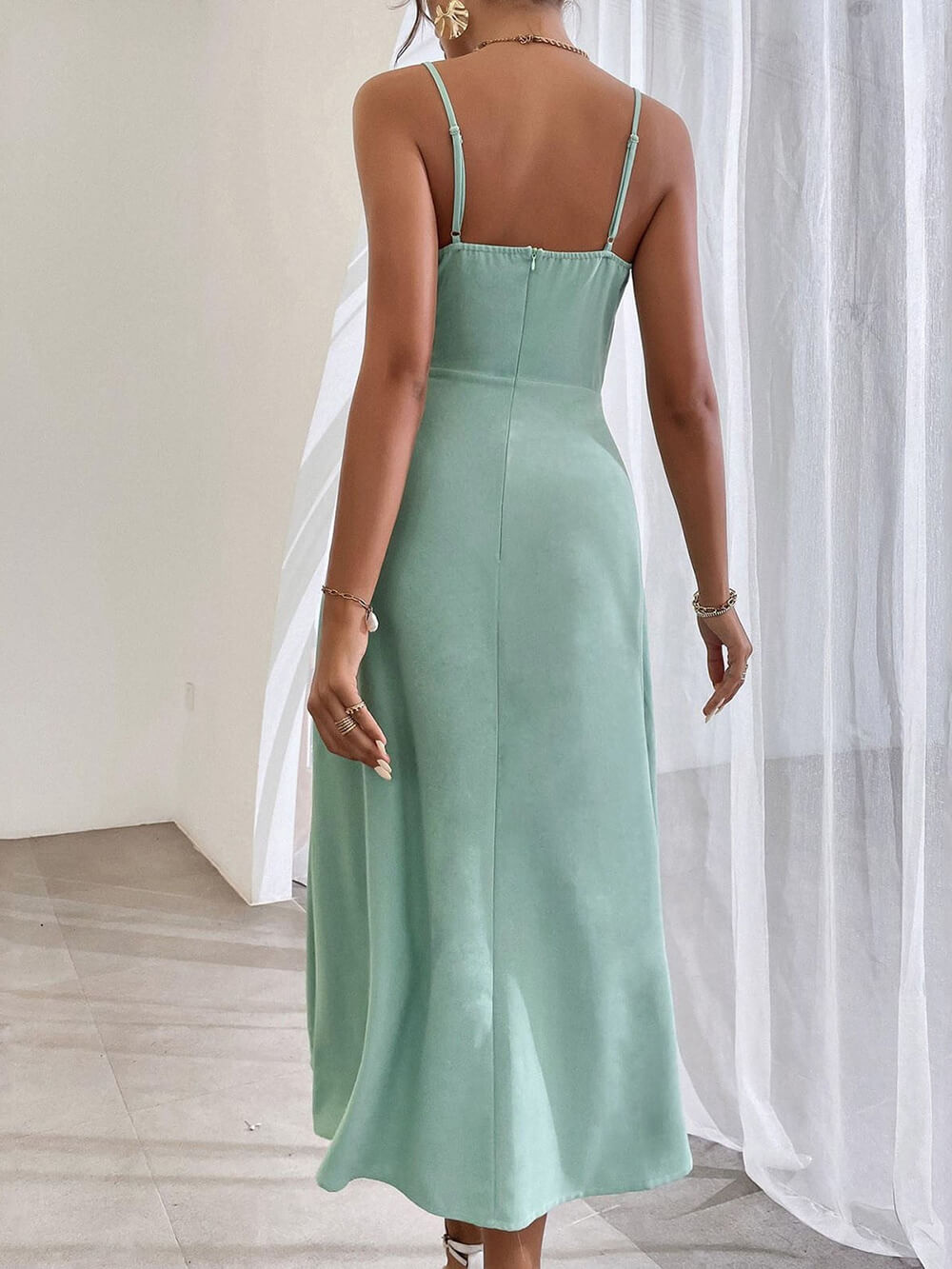 Effortlessly Elegant Dress with a Timeless Design