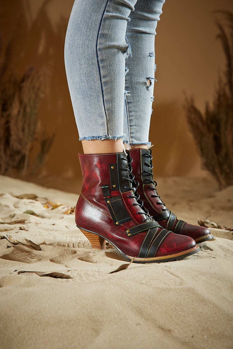 Effortlessly Elegant Boots with a Timeless Design