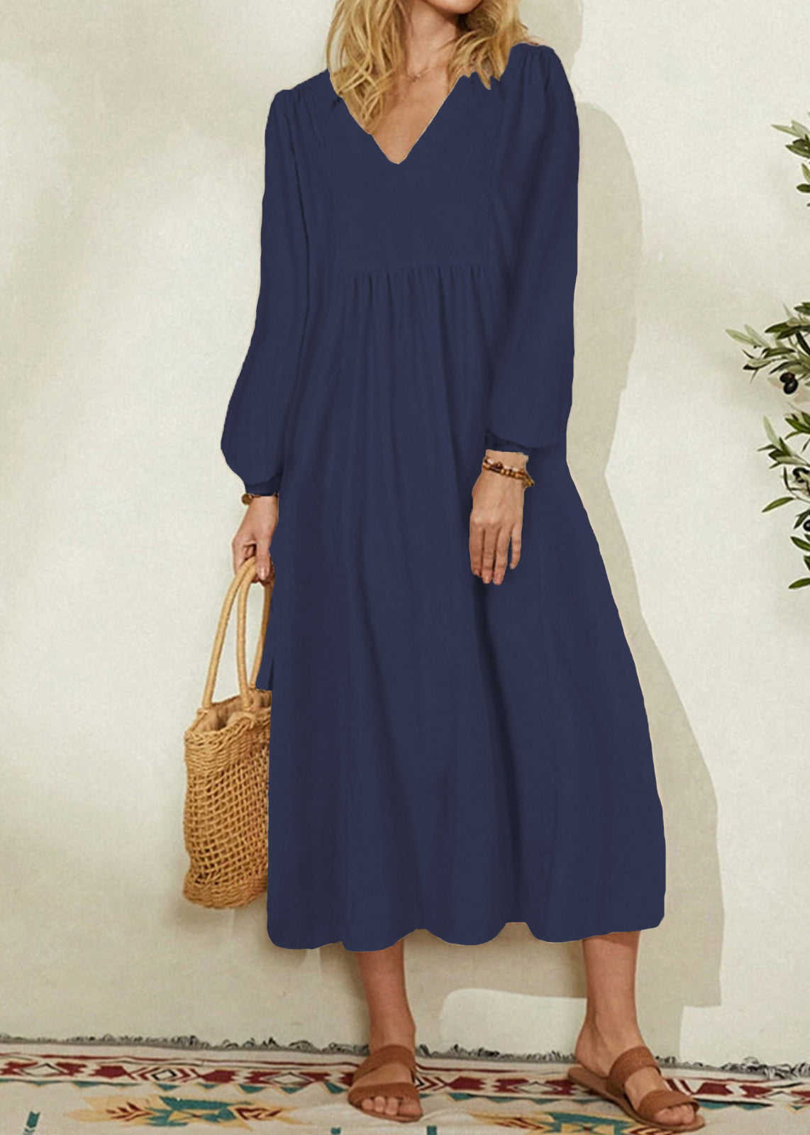 Beautifully Finished Dress in a Timeless Design