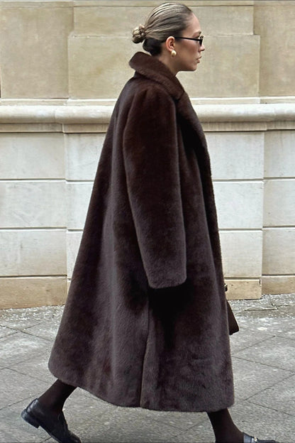 Well Tailored Coat with a Graceful Silhouette