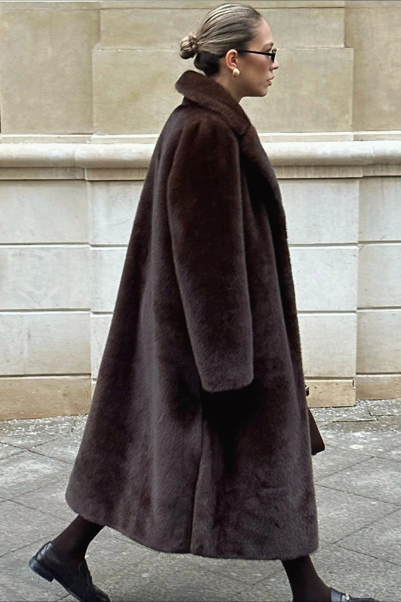 Well Tailored Coat with a Graceful Silhouette
