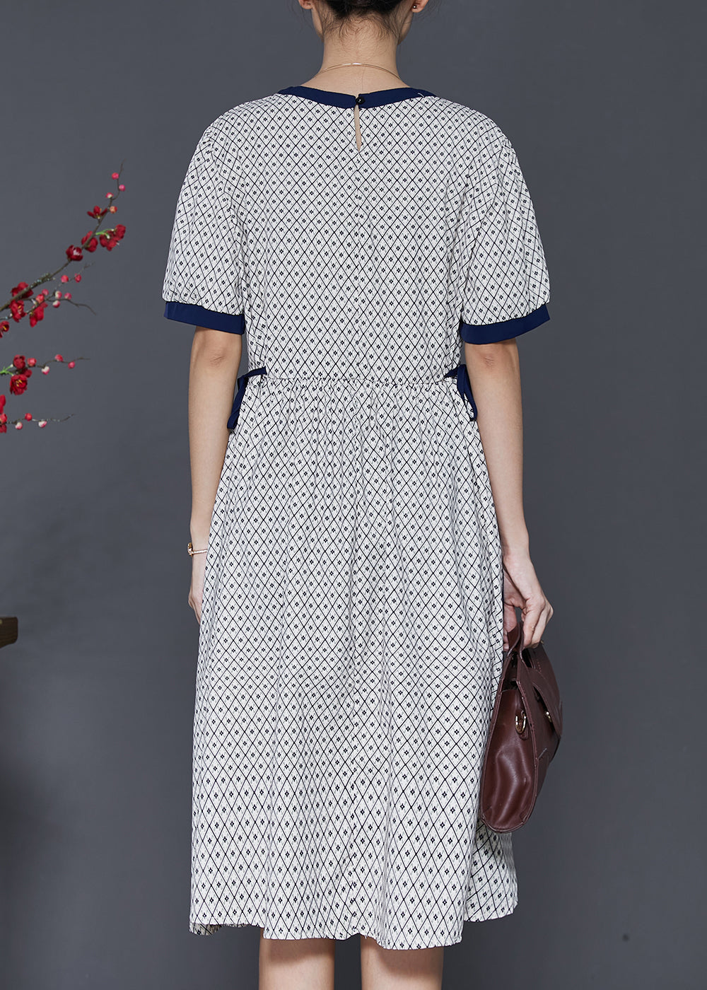 Effortlessly Elegant Dress with a Timeless Design