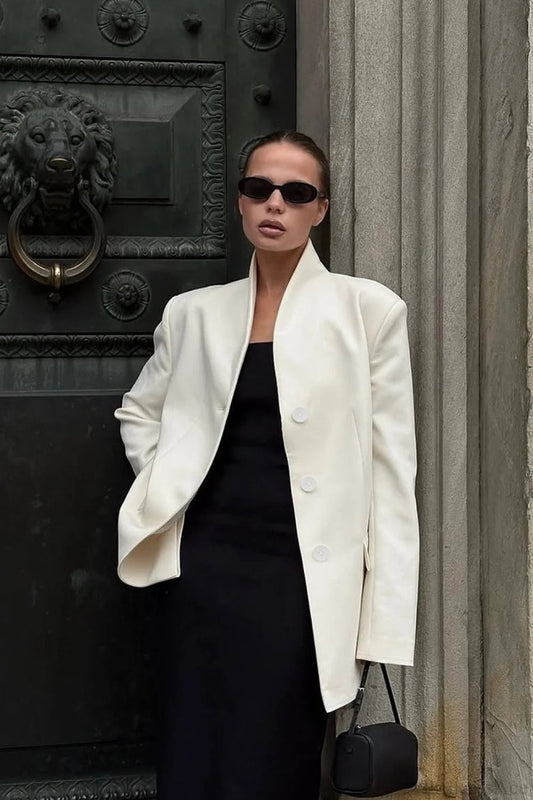 Effortlessly Elegant Coat with a Timeless Design