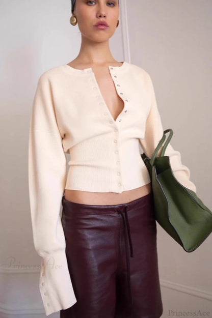 Effortlessly Elegant Cardigan with a Timeless Design