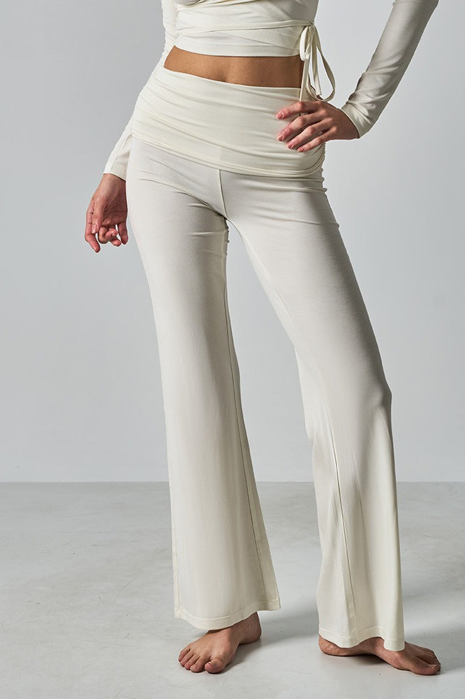 Effortlessly Elegant Pants with a Timeless Design