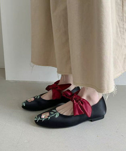 Well Tailored Shoes with a Graceful Silhouette