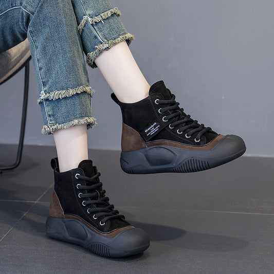 Effortlessly Elegant Boots with a Timeless Design