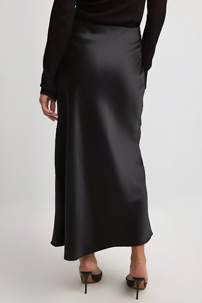 Effortlessly Elegant Garment with a Timeless Design