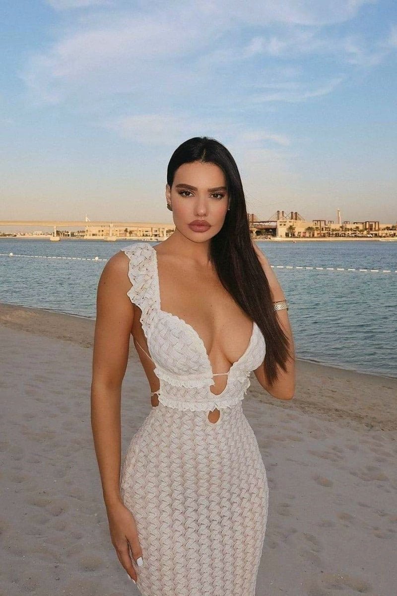 Effortlessly Elegant Dress with a Timeless Design