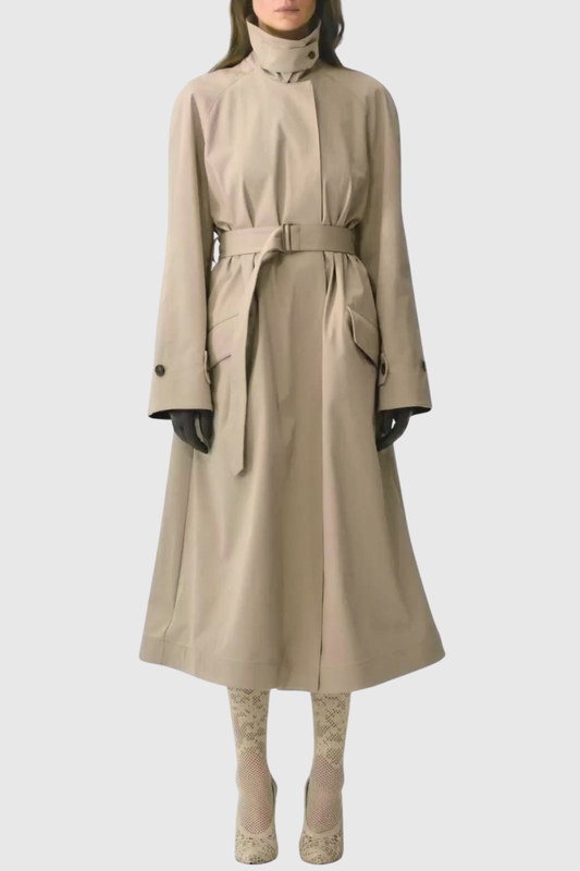 Well Tailored Coat with a Graceful Silhouette