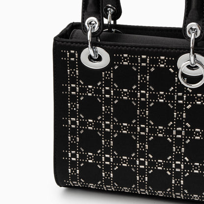 Gracefully Styled Bag for Any Occasion