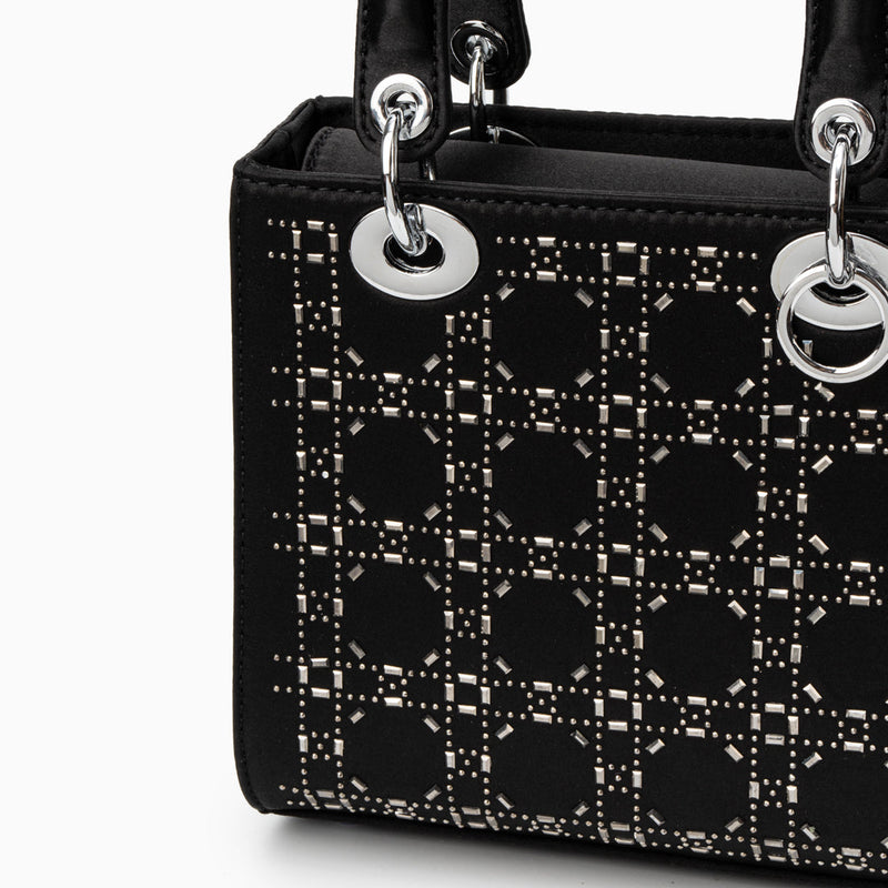 Gracefully Styled Bag for Any Occasion