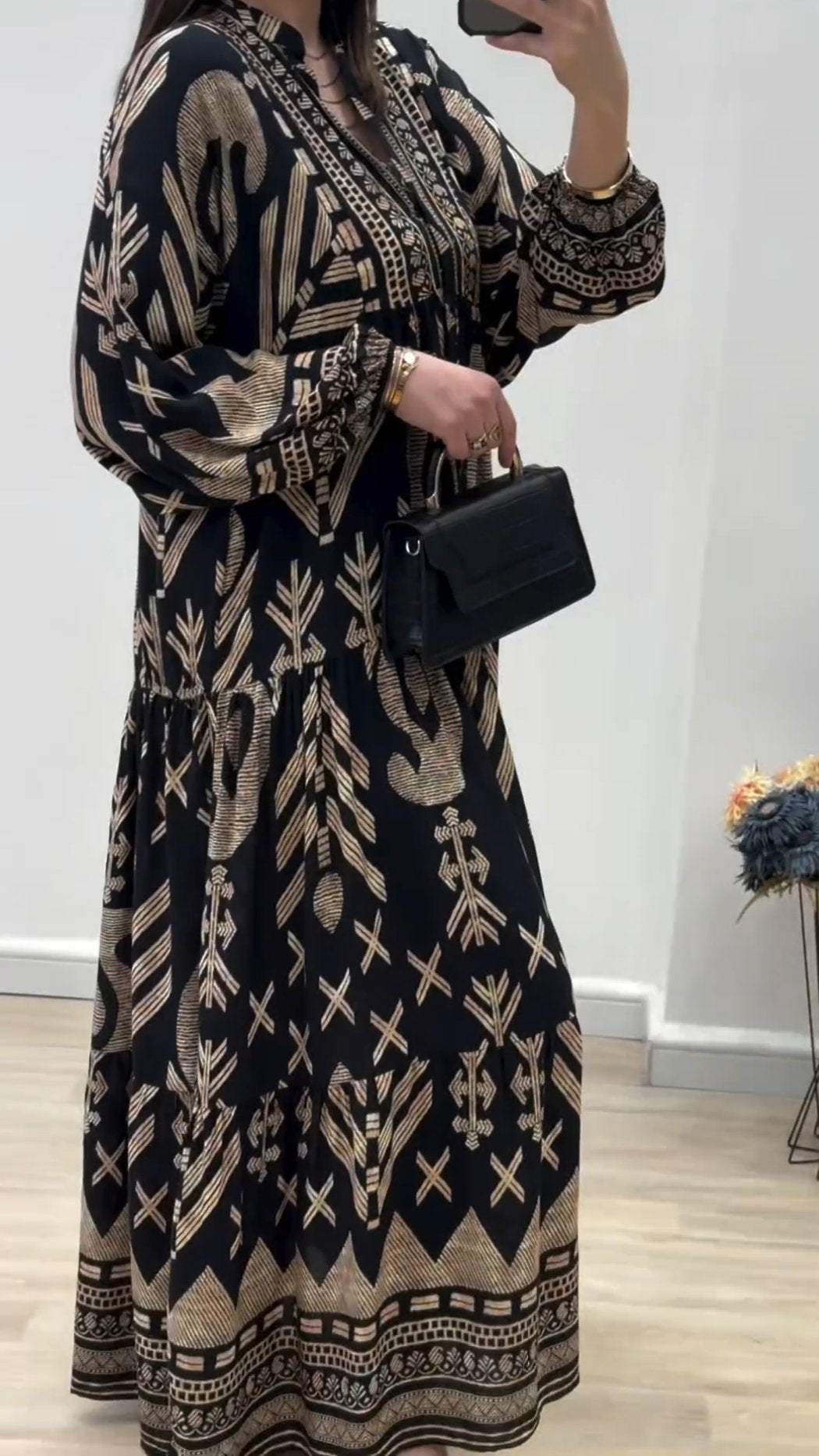 Effortlessly Elegant Dress with a Timeless Design