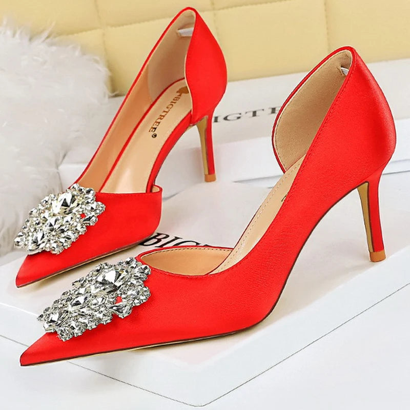 Effortlessly Elegant Heels with a Timeless Design