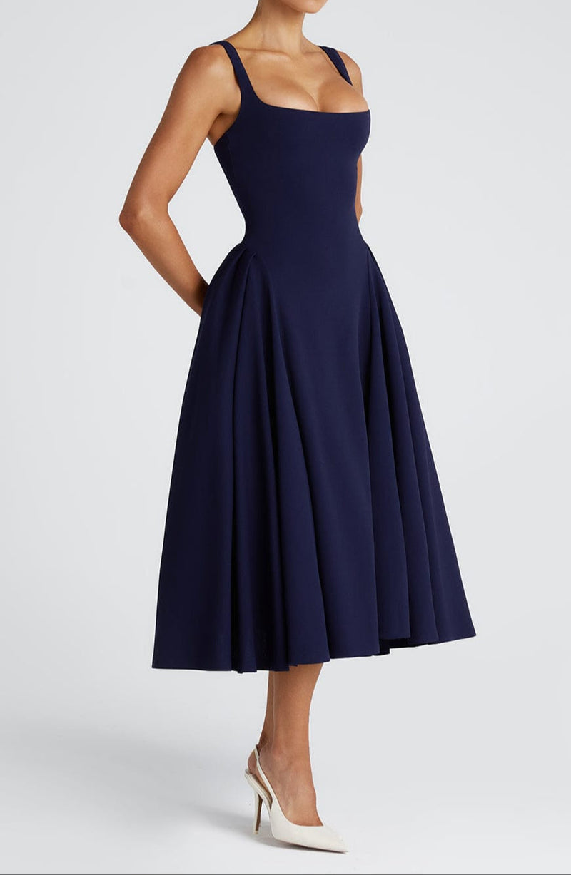 Well Tailored Dress with a Graceful Silhouette